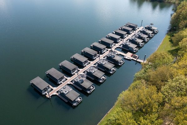 Buitenkant - Woonboot bij Mookerplas in Middelaar (3)