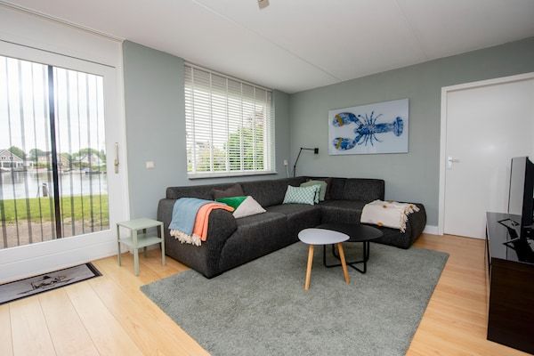 Woonkamer - Vakantie-uitje met een privé-aanlegsteiger in Terherne (4)