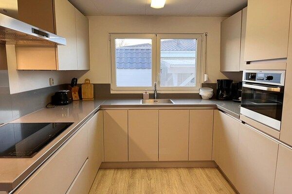 Keuken - Bungalow in Makkum bij het Strand in Friesland (3)
