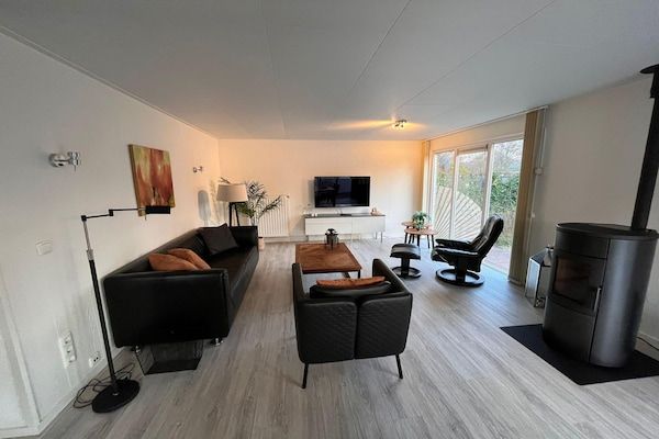 Woonkamer - Bungalow in Makkum bij het Strand in Friesland (1)