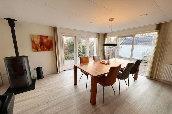 Eetkamer - Bungalow in Makkum bij het Strand in Friesland (2)
