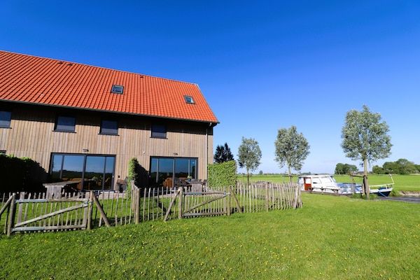 Buitenkant - Stijlvolle Friese villa met tuin in Leons (1)