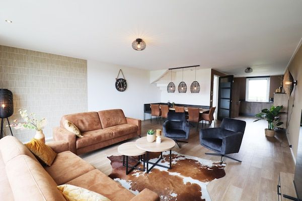 Woonkamer - Twee naast elkaar gelegen luxe villa's in Friesland in Leons (4)