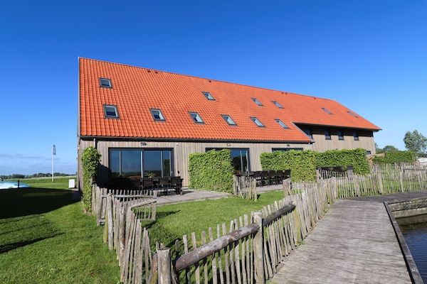 Buitenkant - Twee naast elkaar gelegen luxe villa's in Friesland in Leons (1)