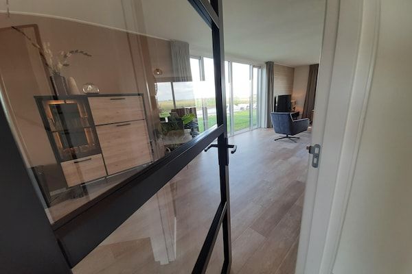 Woonkamer - Twee naast elkaar gelegen luxe villa's in Friesland in Leons (3)