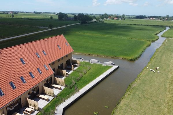 Buitenkant - Twee naast elkaar gelegen luxe villa's in Friesland in Leons (2)