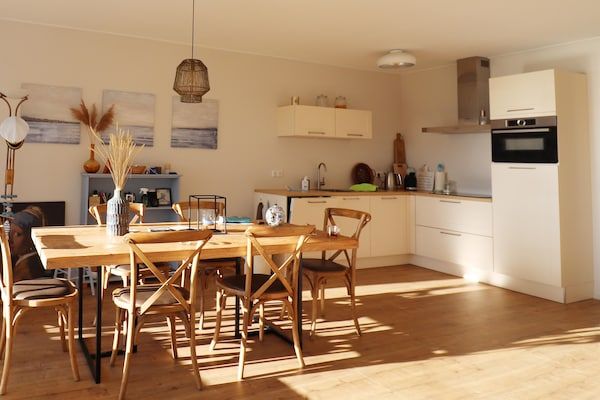 Eetkamer - Appartement in Heeg met Heegermeer Uitzicht in Heeg (2)