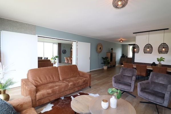 Woonkamer - Groepsreis in Friesland in Leons (4)