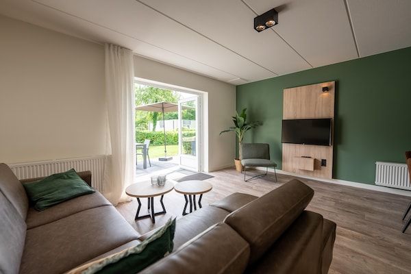 Woonkamer - Stijlvolle Borger Bungalow in Borger (2)