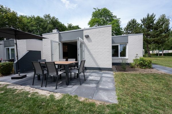 Buitenkant - Stijlvolle Borger Bungalow in Borger (1)