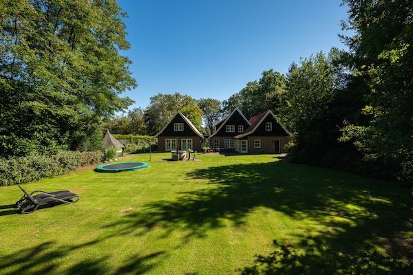 Buitenkant - Groepshuis in Twente met Hot Tub in Losser (4)