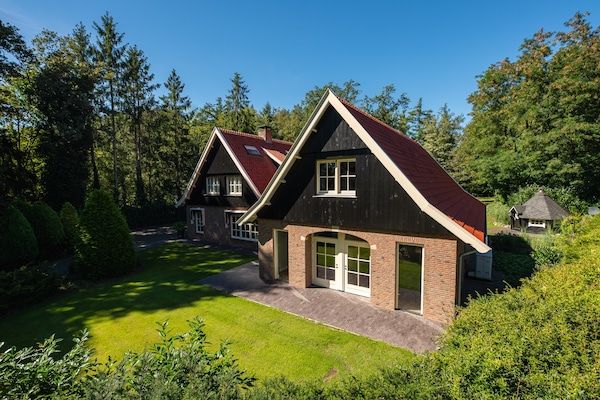 Buitenkant - Groepshuis in Twente met Hot Tub in Losser (2)