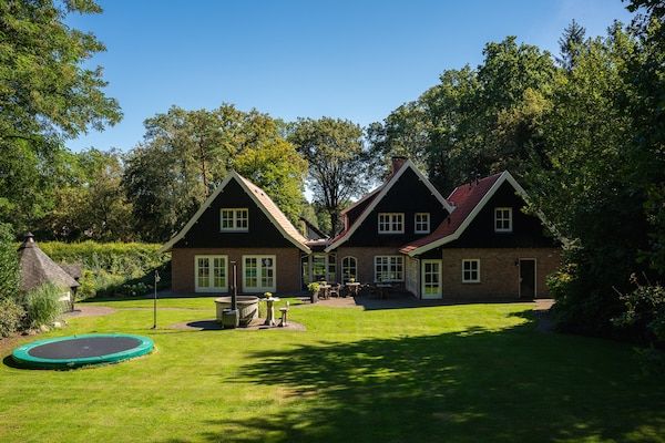 Buitenkant - Groepshuis in Twente met Hot Tub in Losser (3)