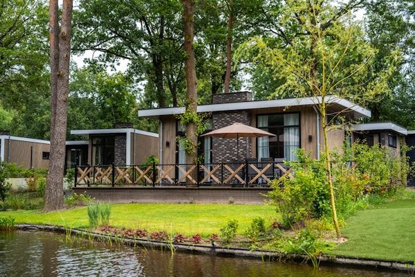 Buitenkant - Modern huisje met uitzicht op het meer op de Veluwe in Hoenderloo (1)