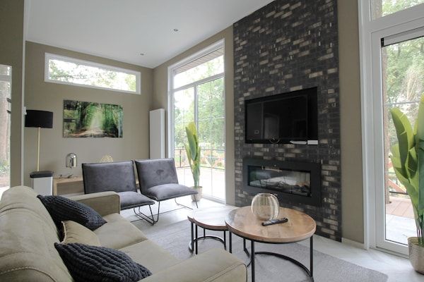 Woonkamer - Modern huisje met uitzicht op het meer op de Veluwe in Hoenderloo (2)