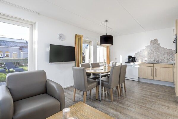 Woonkamer - Bungalow in Renesse bij Noordzeestrand in Renesse (3)