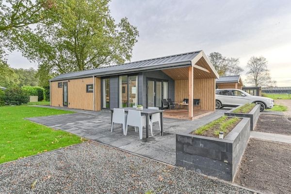 Buitenkant - Chalet in vakantiepark met tuin en terras in Hoogersmilde (1)