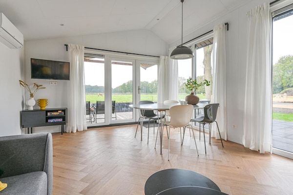 Eetkamer - Chalet in vakantiepark met tuin en terras in Hoogersmilde (3)
