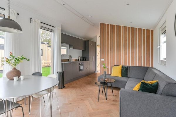 Woonkamer - Chalet in vakantiepark met tuin en terras in Hoogersmilde (2)