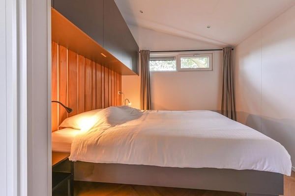 Slaapkamer - Chalet in vakantiepark met tuin en terras in Hoogersmilde (5)
