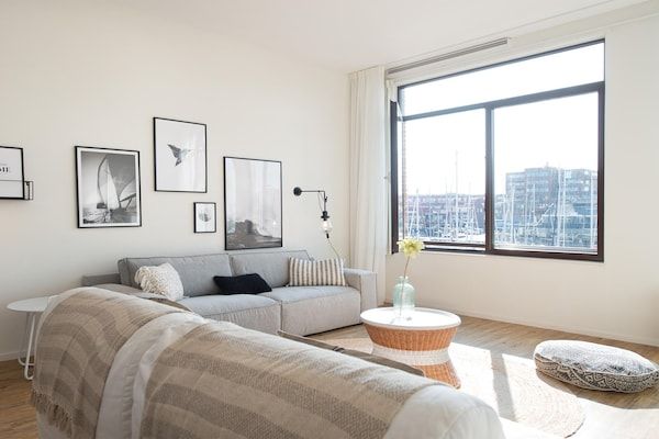 Woonkamer - Modern appartement met uitzicht op de haven in Scheveningen. in Den Haag (5)