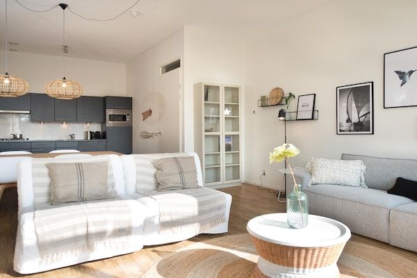 Woonkamer - Modern appartement met uitzicht op de haven in Scheveningen. in Den Haag (1)