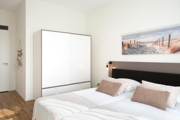 Slaapkamer - Modern appartement met uitzicht op de haven in Scheveningen. in Den Haag (4)