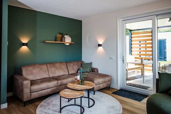 Woonkamer - Chalet in Veluwe met Rust en Ruimte in Voorthuizen (2)
