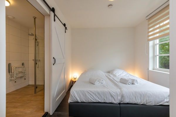 Slaapkamer - Vakantiehuis in Zeeland met Terras in Zonnemaire (3)