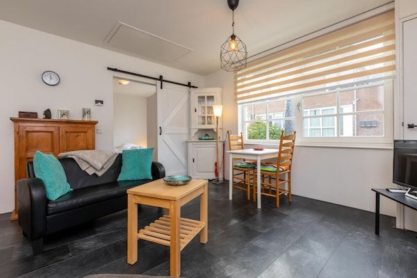 Woonkamer - Vakantiehuis in Zeeland met Terras in Zonnemaire (2)