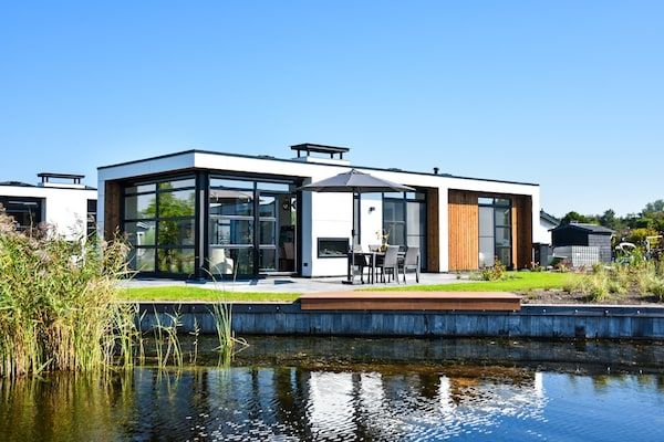 Buitenkant - Loosdrechtse Watervilla in Nieuw-Loosdrecht (1)