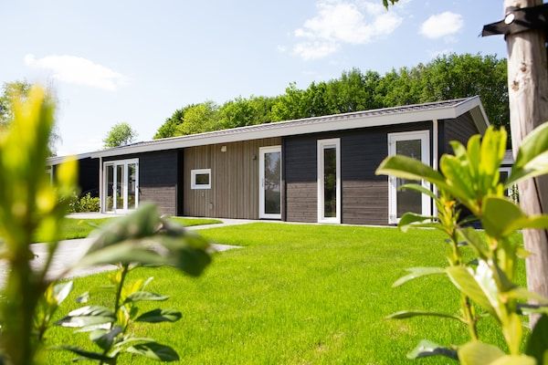 Buitenkant - Fraai chalet met airco op een vakantiepark in Veldhoven (4)