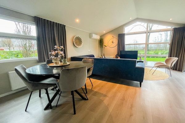 Woonkamer - Fraai chalet met airco op een vakantiepark in Veldhoven (1)