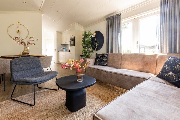 Woonkamer - Chalet in Brabant met ruime tuin in Veldhoven (1)