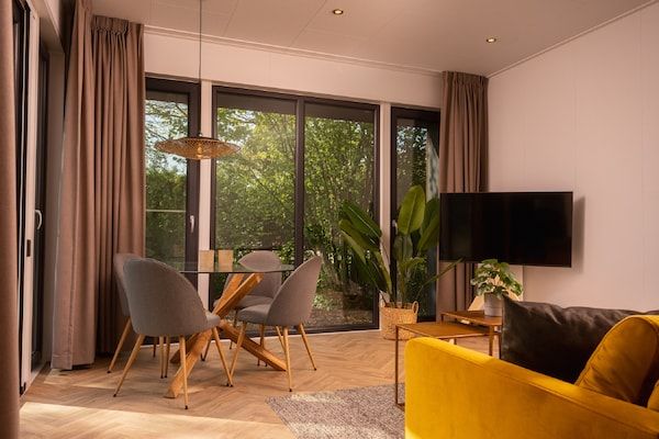Woonkamer - Stijlvolle eiken lodge voor 4 met zwembad in Rijssen (1)