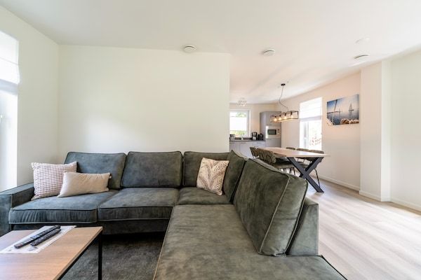 Woonkamer - Waterside Retreat Sauna, Tuin en Vissteiger in Simonshaven (2)
