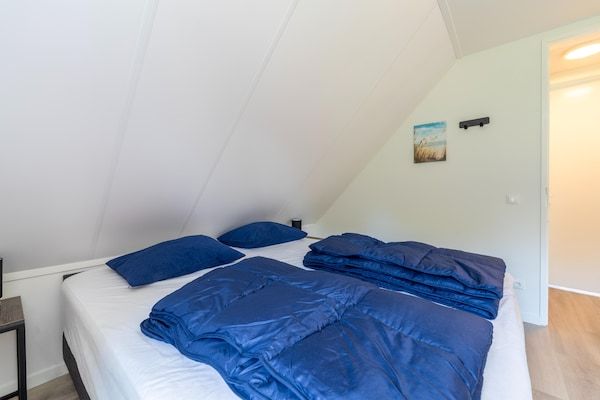 Slaapkamer - Waterside Retreat Sauna, Tuin en Vissteiger in Simonshaven (4)