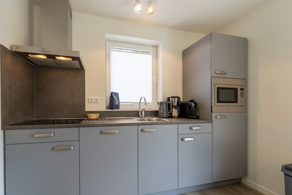 Keuken - Waterside Retreat Sauna, Tuin en Vissteiger in Simonshaven (5)