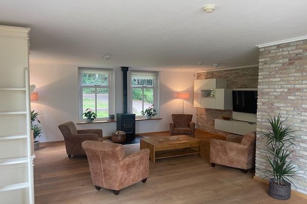 Woonkamer - Vakantiehuis aan nationaal park Dennen in Den Burg (3)