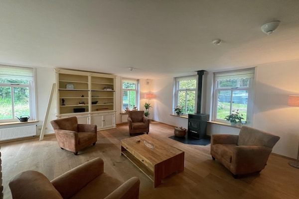Woonkamer - Vakantiehuis aan nationaal park Dennen in Den Burg (4)