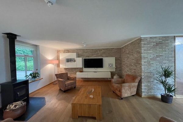 Woonkamer - Vakantiehuis aan nationaal park Dennen in Den Burg (5)