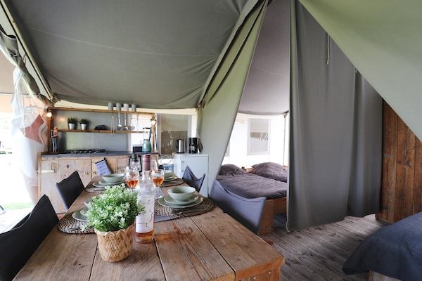 Woonkamer - Glamping in Friesland met vrienden in Twijzel (3)