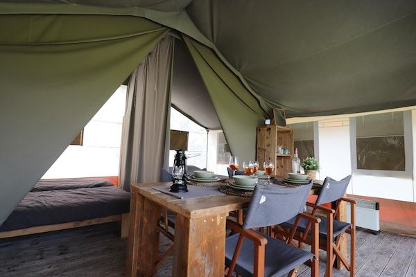 Eetkamer - Glamping in Friesland met vrienden in Twijzel (5)