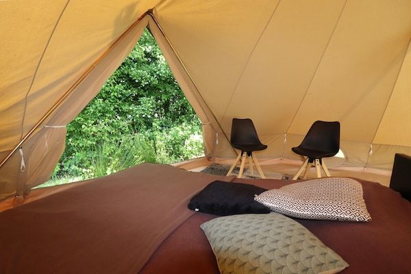 Slaapkamer - Glamping in Friesland bij natuurgebieden in Twijzel (2)
