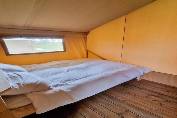 Slaapkamer - Glamping-ontsnapping aan het water in De Veenhoop (4)