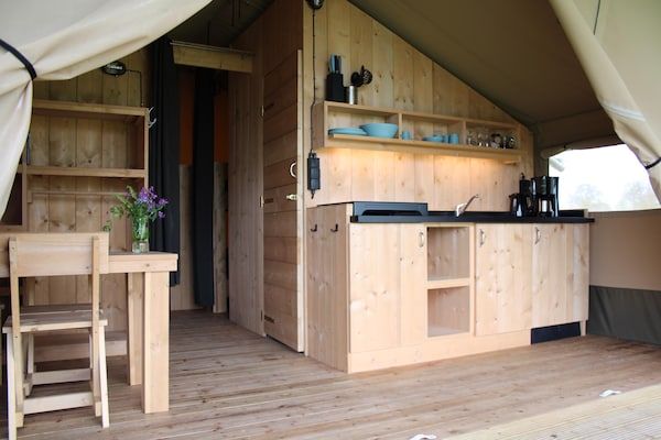 Woonkamer - Luxe glamping nabij de Friese wateren in De Veenhoop (2)