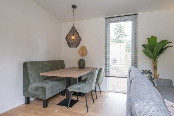 Eetkamer - Chalet bij Eindhoven in een Groene Oase in Mierlo (4)
