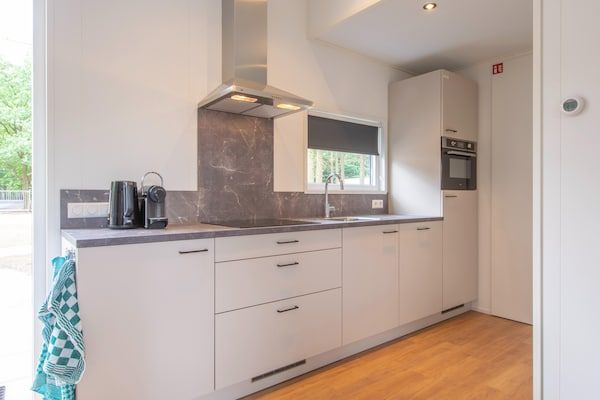 Keuken - Chalet bij Eindhoven in een Groene Oase in Mierlo (5)