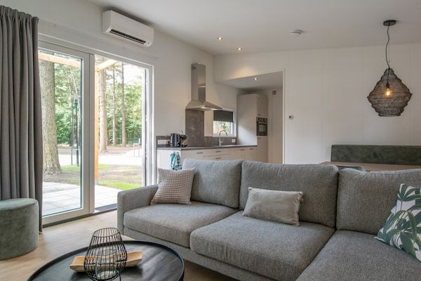 Woonkamer - Chalet bij Eindhoven in een Groene Oase in Mierlo (3)