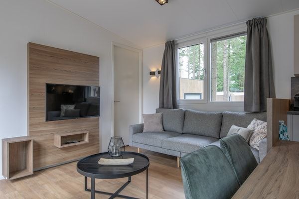 Woonkamer - Chalet in Eindhoven bij Bosrijke Natuur in Mierlo (2)